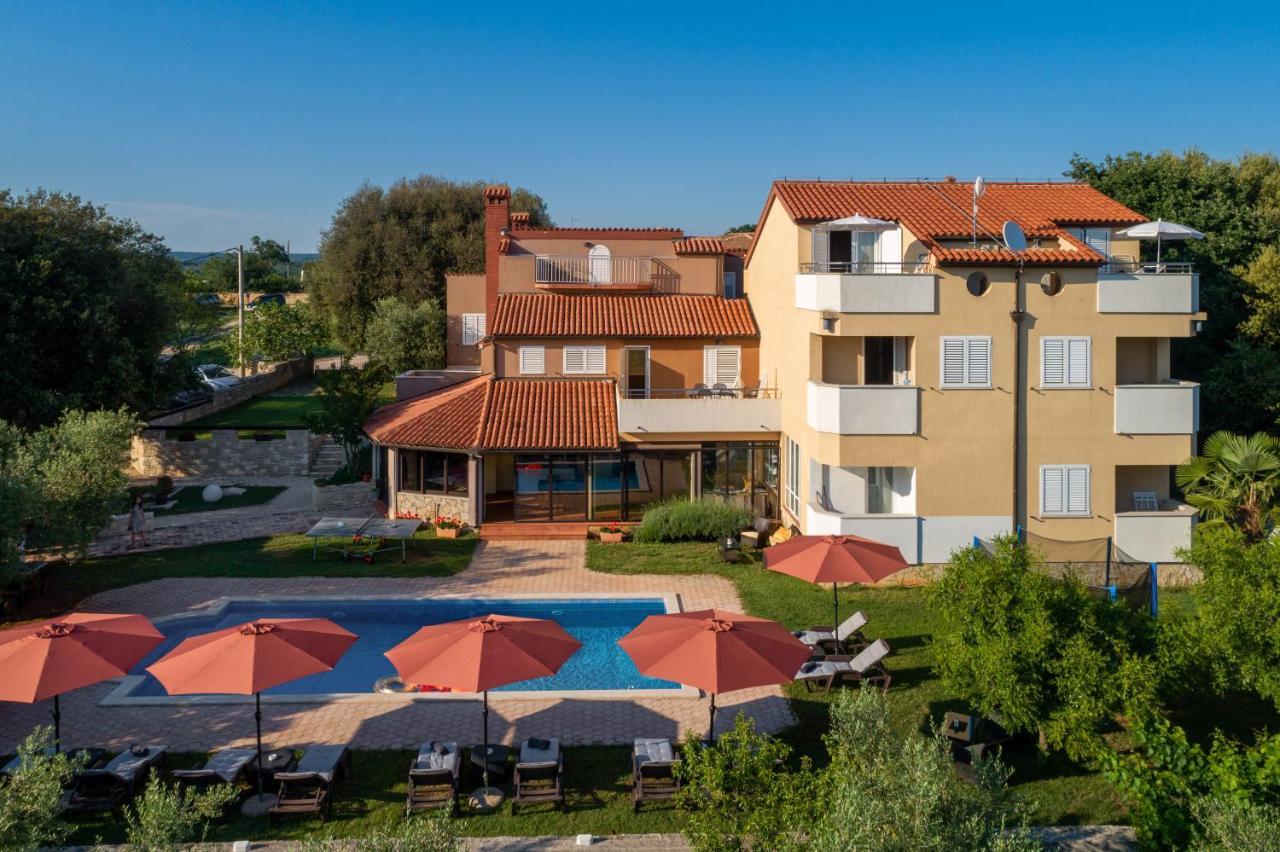 Guesthouse "Barboska" - Big Outdoor Swimming Pool & Private Tennis Court Vodnjan Exterior foto