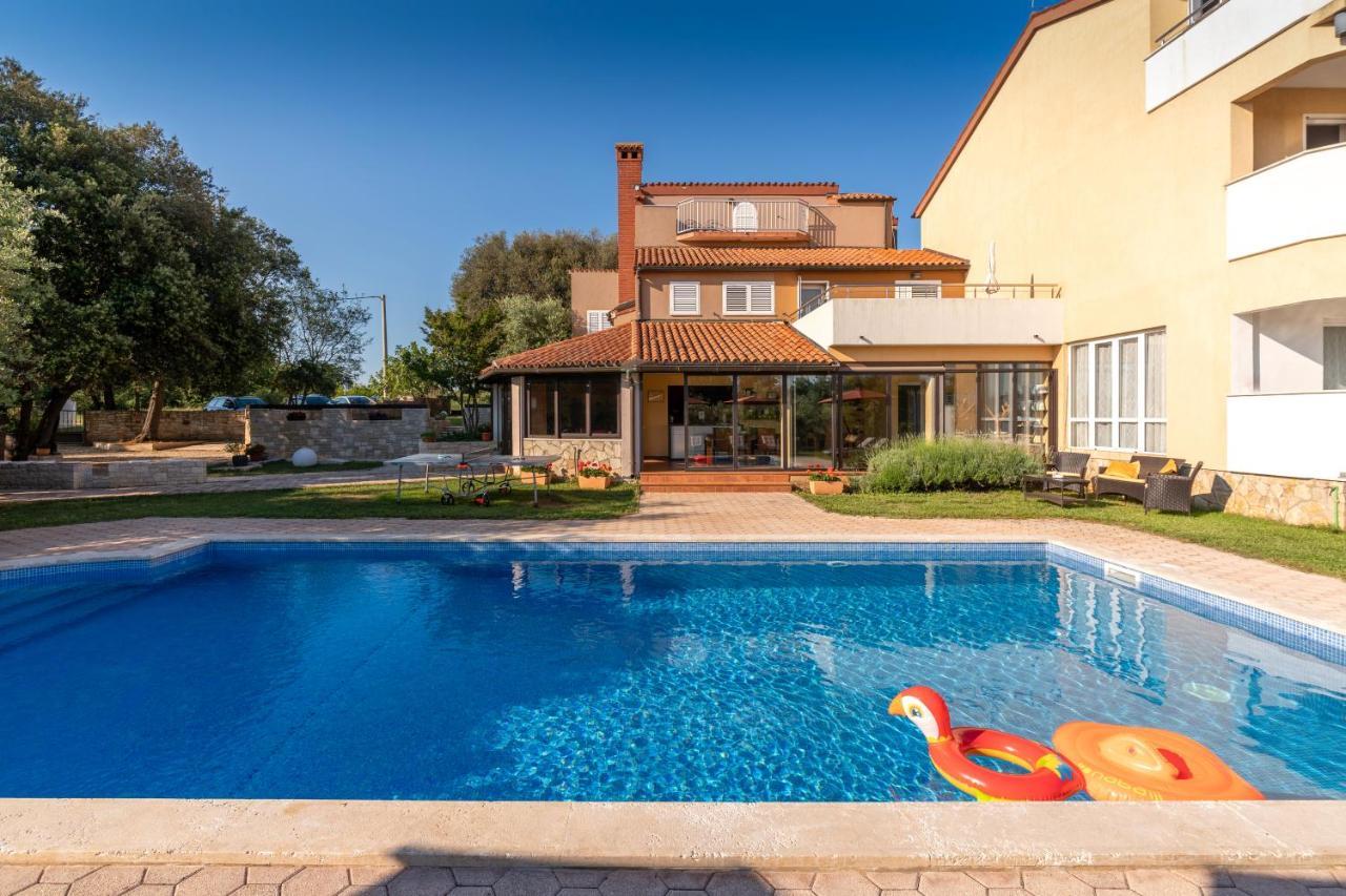 Guesthouse "Barboska" - Big Outdoor Swimming Pool & Private Tennis Court Vodnjan Exterior foto