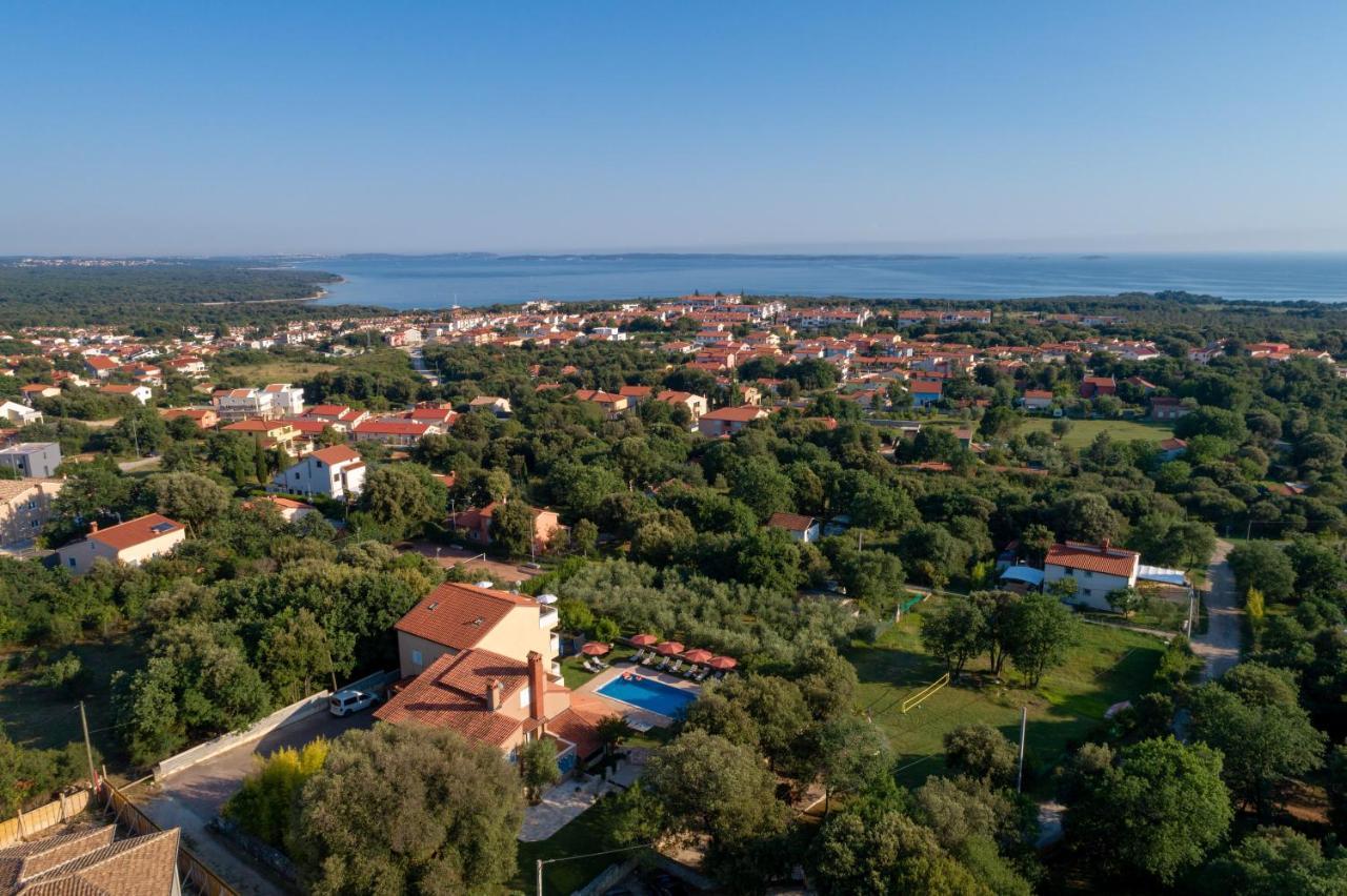 Guesthouse "Barboska" - Big Outdoor Swimming Pool & Private Tennis Court Vodnjan Exterior foto