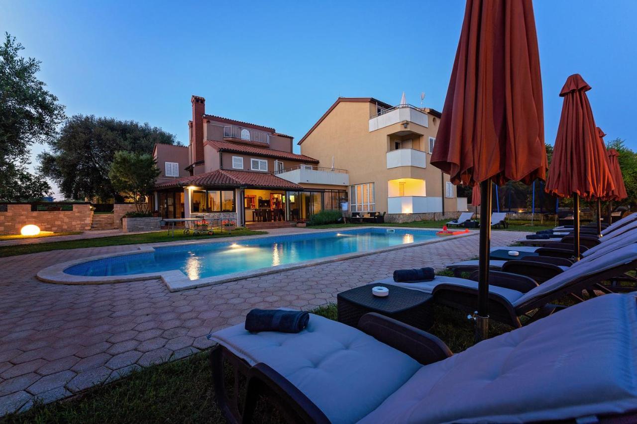 Guesthouse "Barboska" - Big Outdoor Swimming Pool & Private Tennis Court Vodnjan Exterior foto