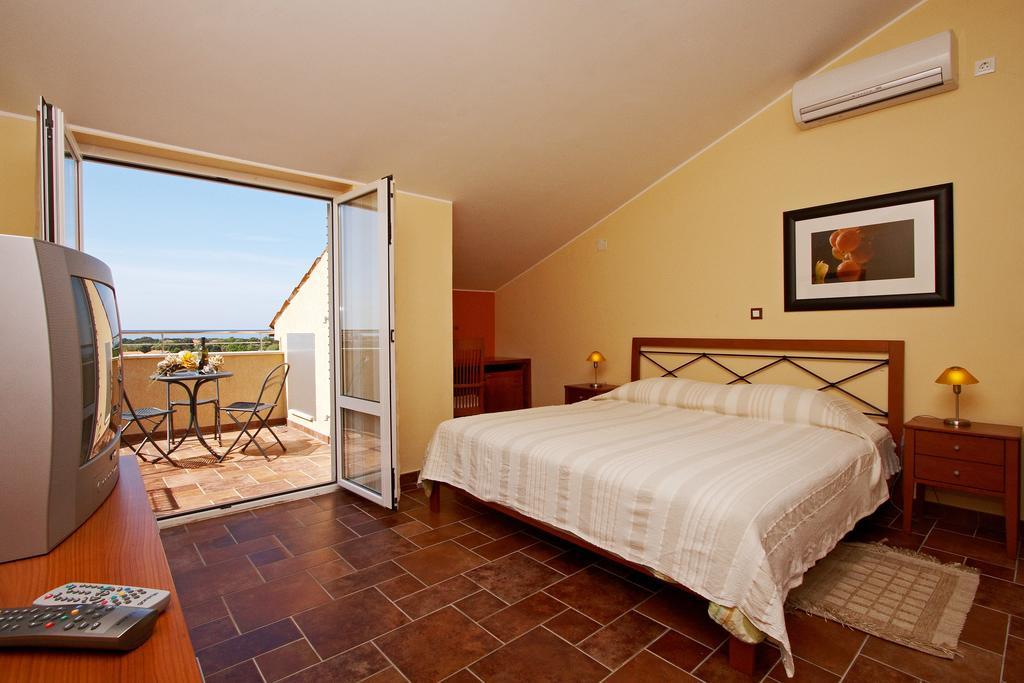 Guesthouse "Barboska" - Big Outdoor Swimming Pool & Private Tennis Court Vodnjan Quarto foto