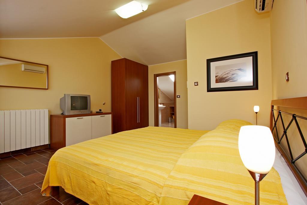 Guesthouse "Barboska" - Big Outdoor Swimming Pool & Private Tennis Court Vodnjan Quarto foto