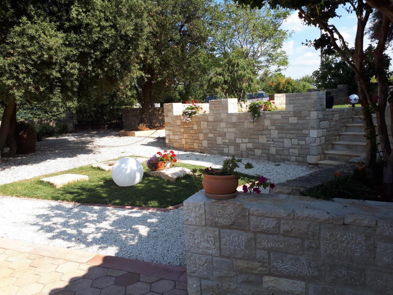 Guesthouse "Barboska" - Big Outdoor Swimming Pool & Private Tennis Court Vodnjan Exterior foto