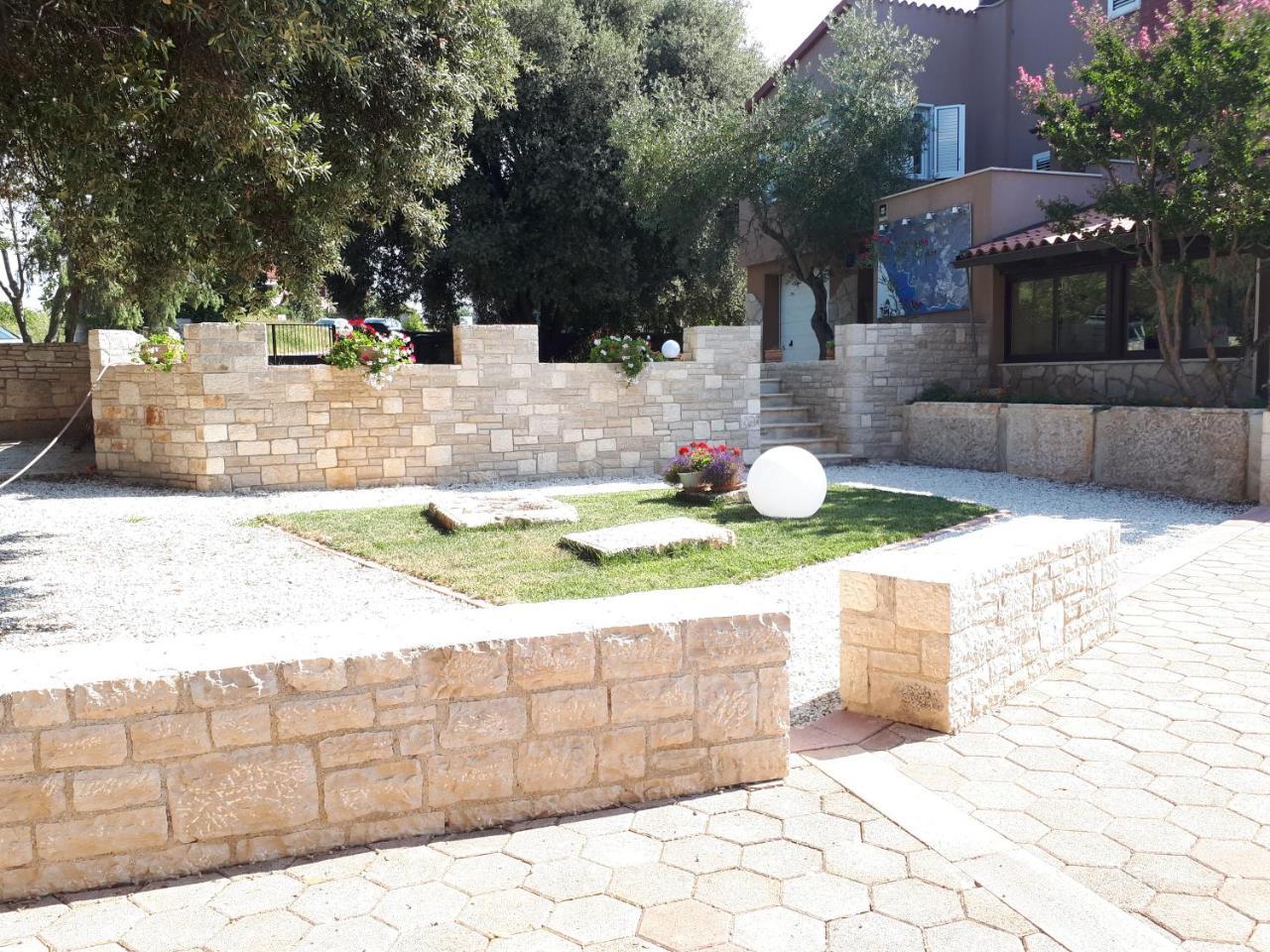 Guesthouse "Barboska" - Big Outdoor Swimming Pool & Private Tennis Court Vodnjan Exterior foto